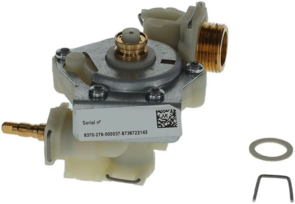 Bosch-Wasserarmatur mit mehreren Anschlüssen und einem zentralen Steuerelement, montiert auf einer metallischen Basis. Zubehörteile wie Unterlegscheibe und ein Schlüssel sind vorhanden.